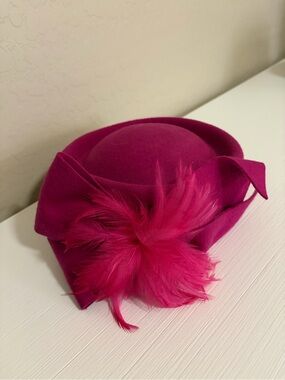 NWT💗🦩100% Wool Sarasota Fuchsia Cocktail Derby British Feather Hat🦩💗